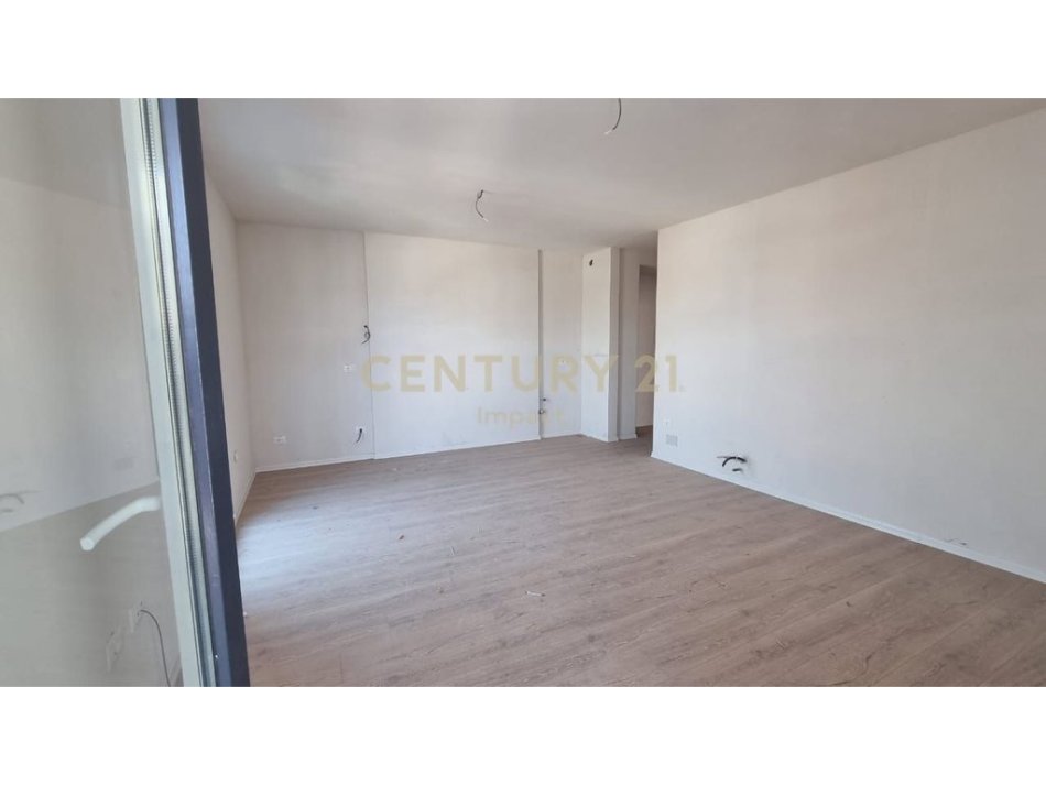 Tirane, jepet me qera apartament 1+1 Kati 4, 75 m² 400 € (Xhamlliku)