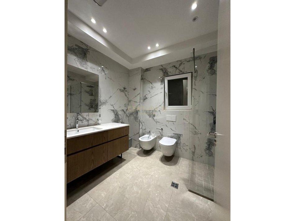 Tirane, jepet me qera apartament 2+1 Kati 6, 97 m² 900 € (Myslym Shyri)