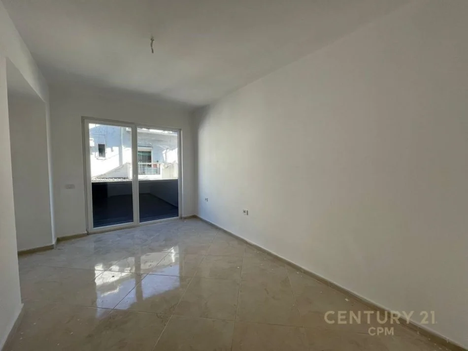 SHESIM APARTAMENT + POST PARKIMI NE QENDER !