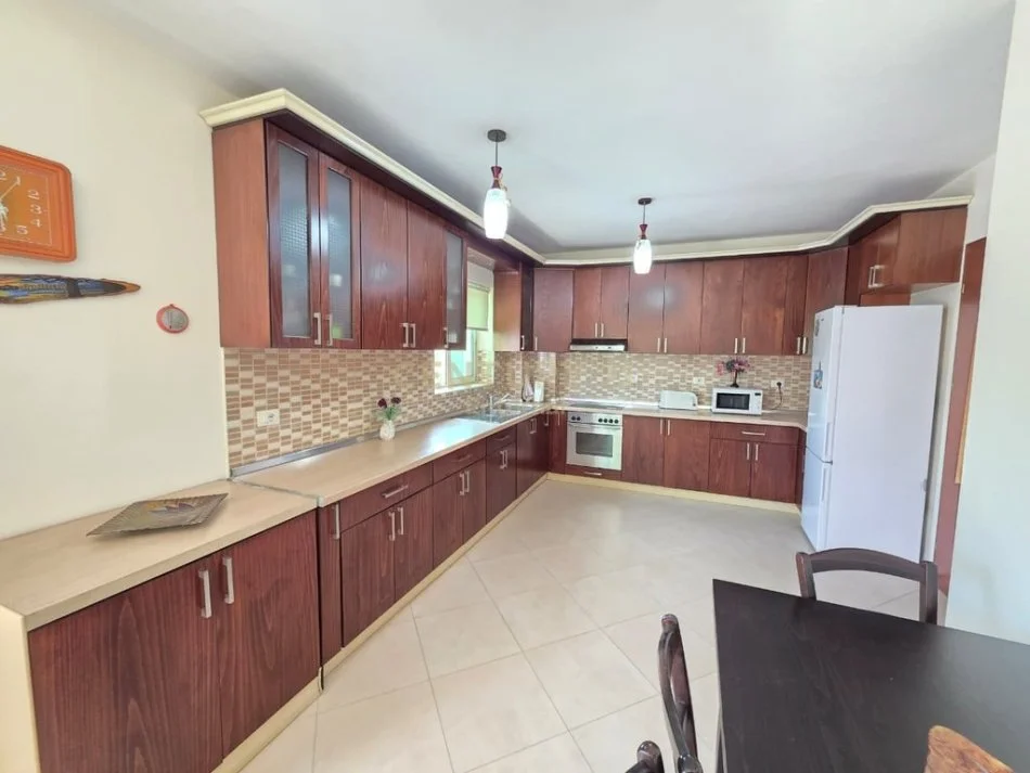 Tirane, jepet me qera Vile 4+1 Kati 1, 200 m² 2.500 € (Sauk)