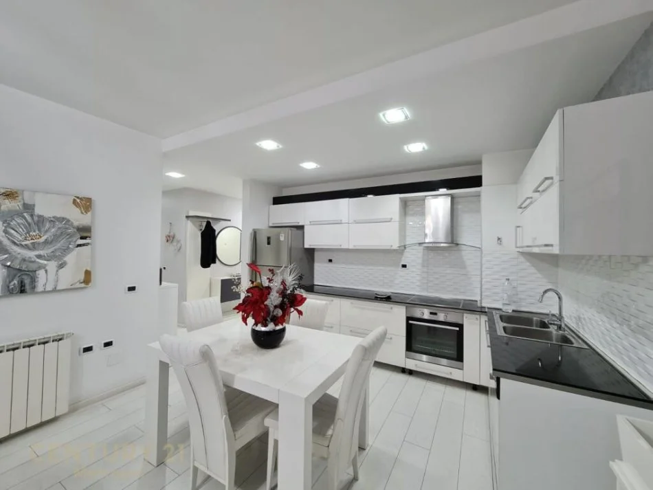 Tirane, jepet me qera apartament 2+1 Kati 5, 110 m² 750 € (KOMUNA PARISIT)