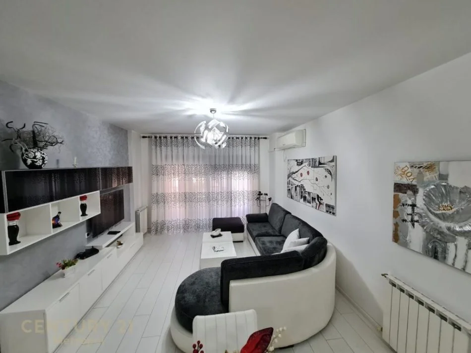 Tirane, jepet me qera apartament 2+1 Kati 5, 110 m² 750 € (KOMUNA PARISIT)