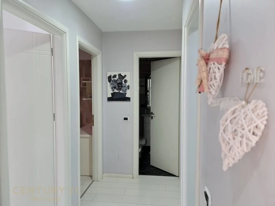 Tirane, jepet me qera apartament 2+1 Kati 5, 110 m² 750 € (KOMUNA PARISIT)