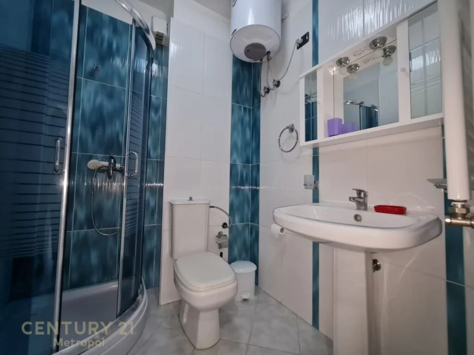 Tirane, jepet me qera apartament 2+1 Kati 5, 110 m² 750 € (KOMUNA PARISIT)