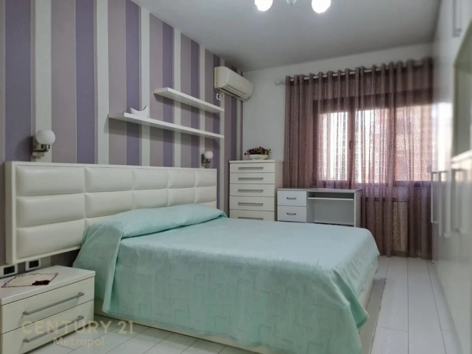 Tirane, jepet me qera apartament 2+1 Kati 5, 110 m² 750 € (KOMUNA PARISIT)