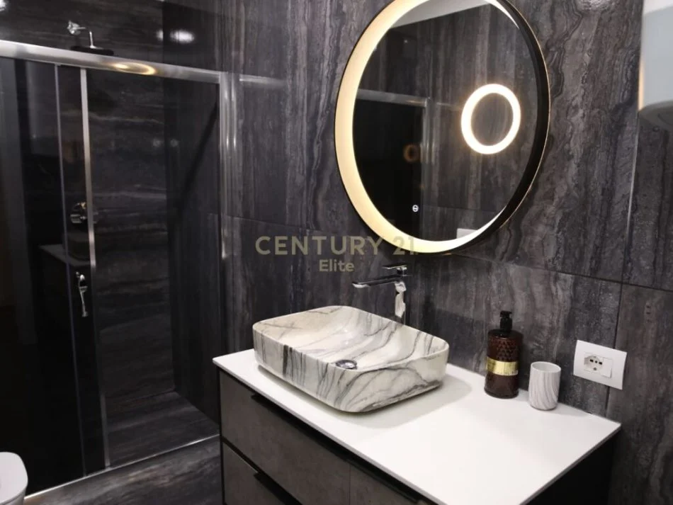 Tirane, jepet me qera apartament 3+1 Kati 2, 180 m² 1.700 € (SELITE)