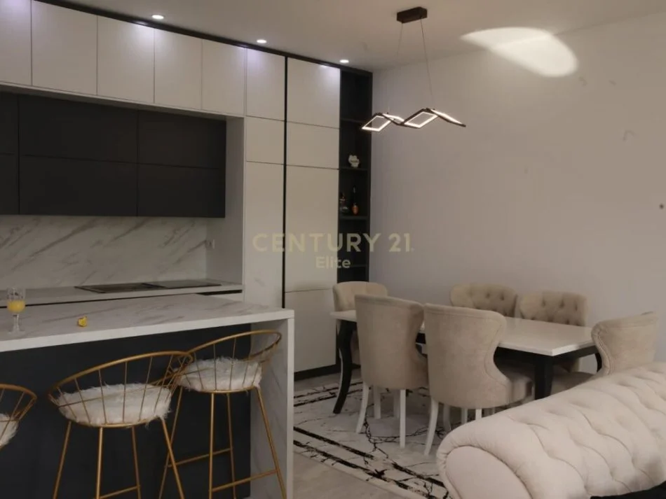 Tirane, jepet me qera apartament 3+1 Kati 2, 180 m² 1.700 € (SELITE)