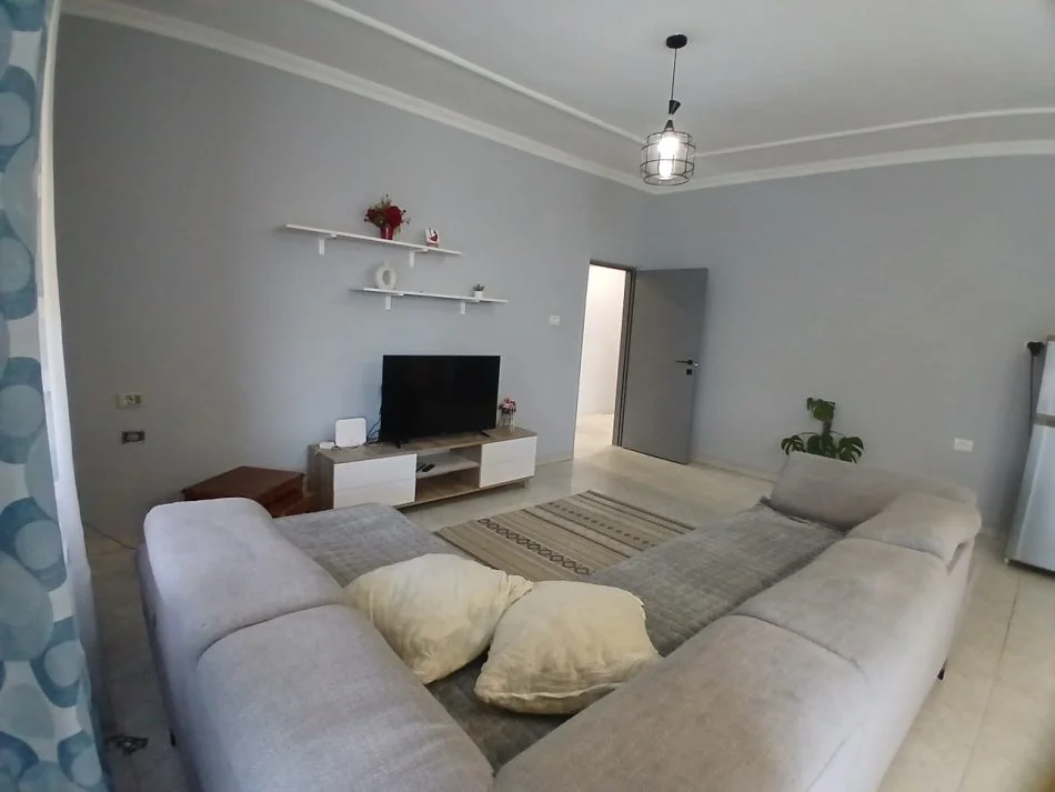 Tirane, jepet me qera apartament 2+1+Ballkon Kati 4, 80 m² 550 € 