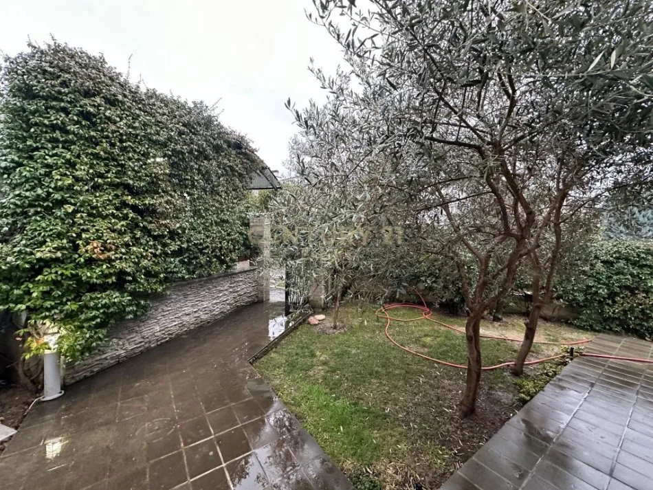 Tirane, jepet me qera Vile 3+1 Kati 2, 533 m² 2.200 € (LONG HILL)