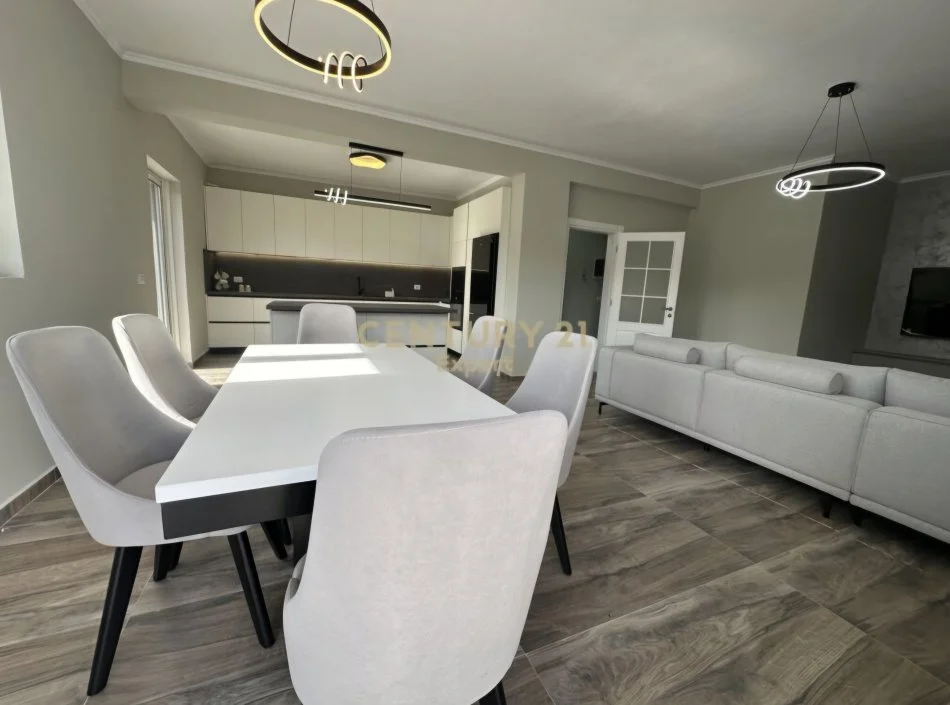 Tirane, jepet me qera Vile 3 Katshe Kati 4, 7.000 m² 2.000 € (Sauk)