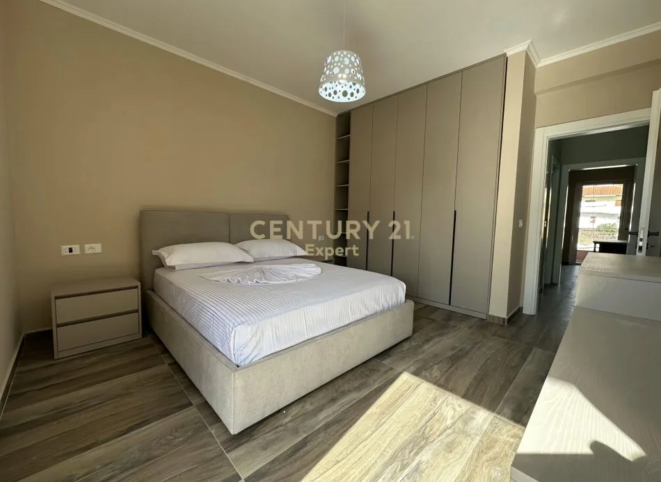 Tirane, jepet me qera Vile 3 Katshe Kati 4, 7.000 m² 2.000 € (Sauk)