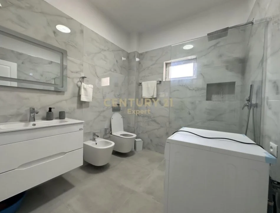 Tirane, jepet me qera Vile 3 Katshe Kati 4, 7.000 m² 2.000 € (Sauk)