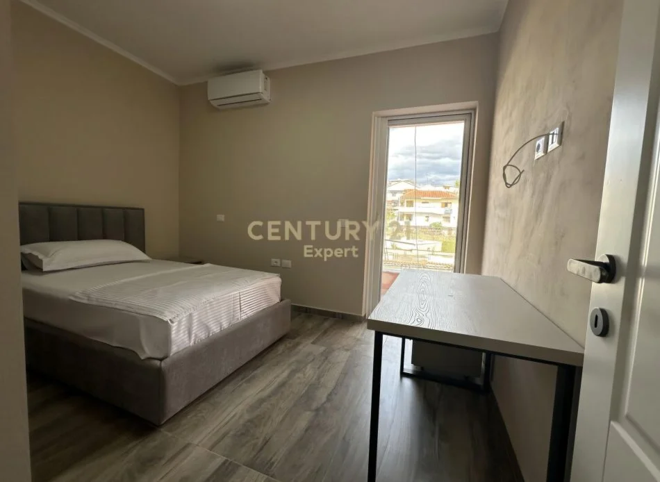 Tirane, jepet me qera Vile 3 Katshe Kati 4, 7.000 m² 2.000 € (Sauk)