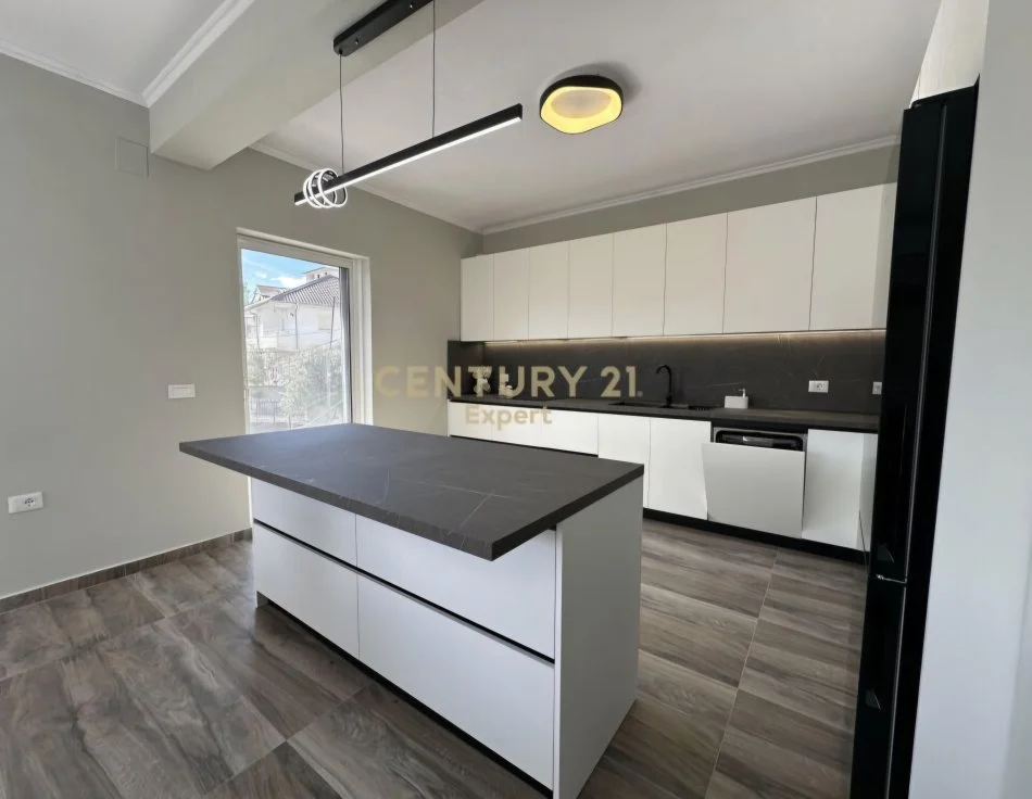 Tirane, jepet me qera Vile 3 Katshe Kati 4, 7.000 m² 2.000 € (Sauk)