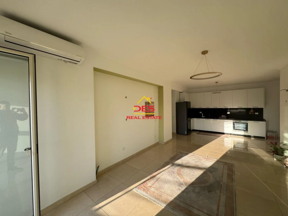 Vlore, jepet me qera apartament 2+1+Ballkon Kati 5, 120 m² 800 € (Rruga Çamëria)