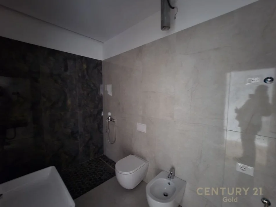 Tirane, jepet me qera zyre Kati 17, 160 m² 1.900 € (rruga e kavajes)