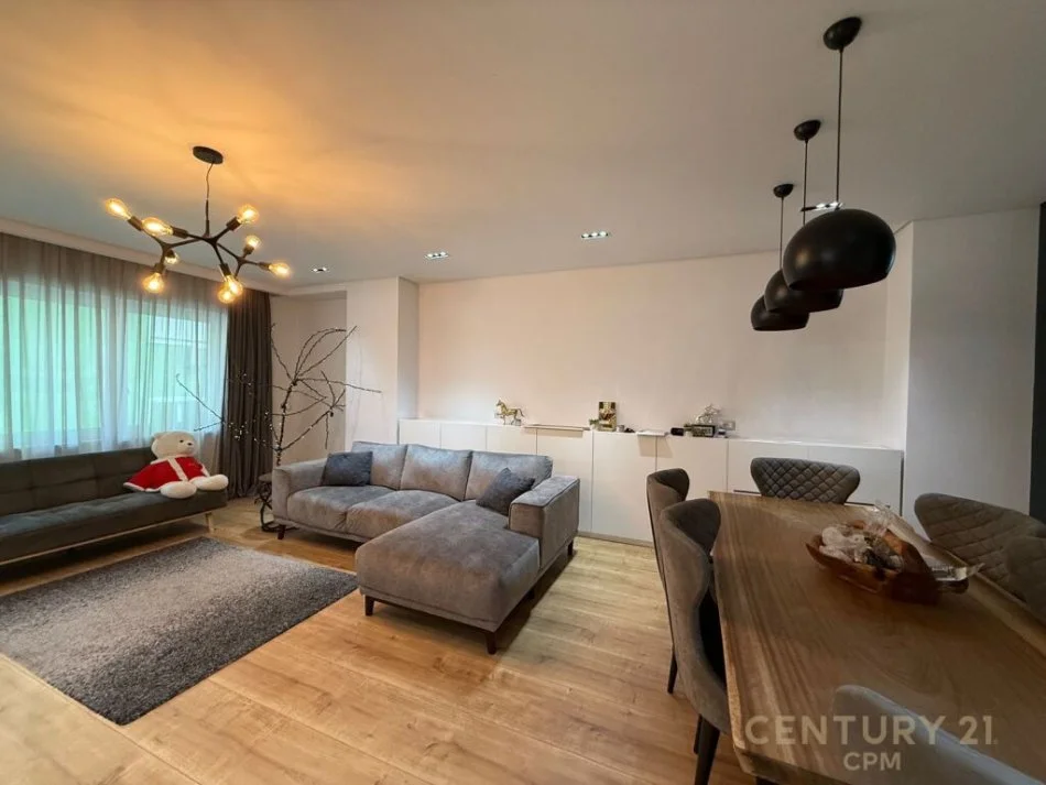 Tirane, jepet me qera apartament 3+1 Kati 5, 150 m² 2.000 € (bllok)