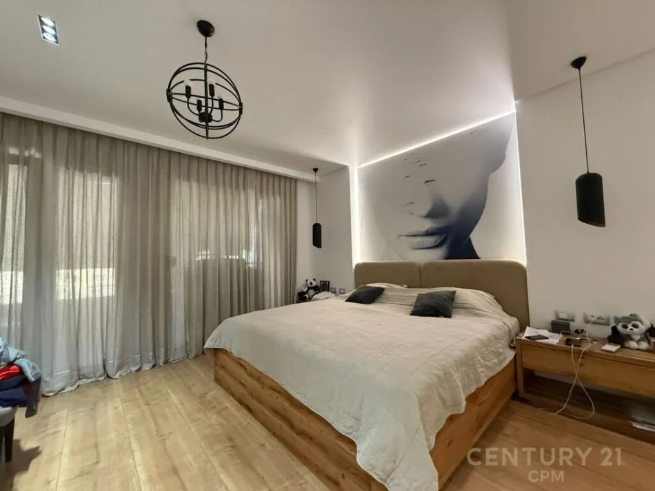 Tirane, jepet me qera apartament 1+1+Ballkon Kati 5, 149 m² 2.000 € (Blloku)
