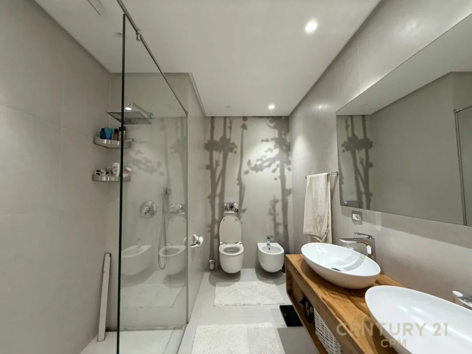 Tirane, jepet me qera apartament 1+1+Ballkon Kati 5, 149 m² 2.000 € (Blloku)