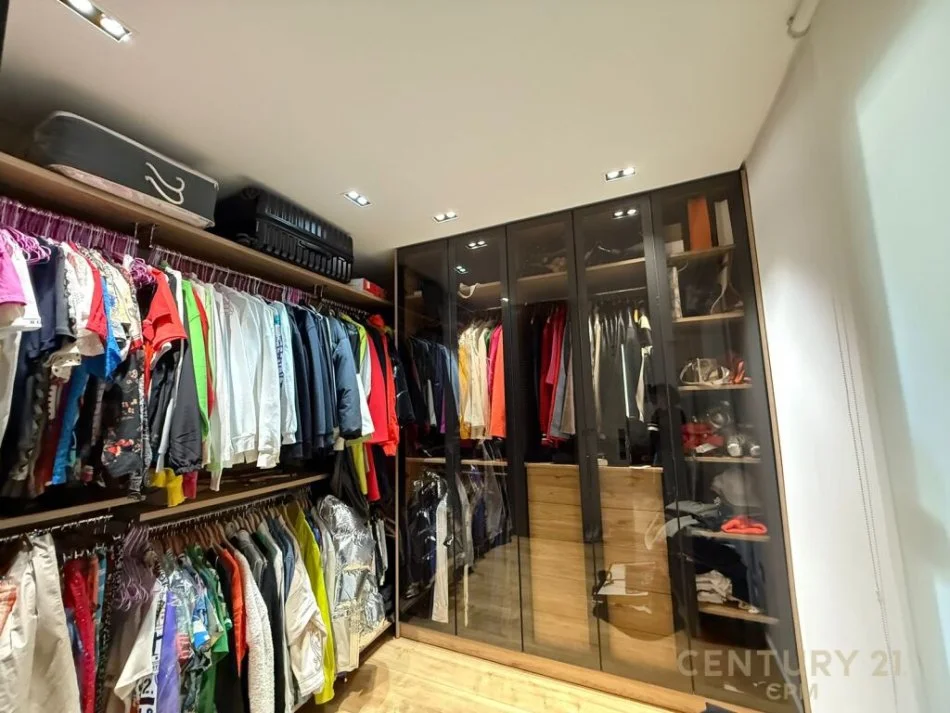 Tirane, jepet me qera apartament 1+1+Ballkon Kati 5, 149 m² 2.000 € (Blloku)