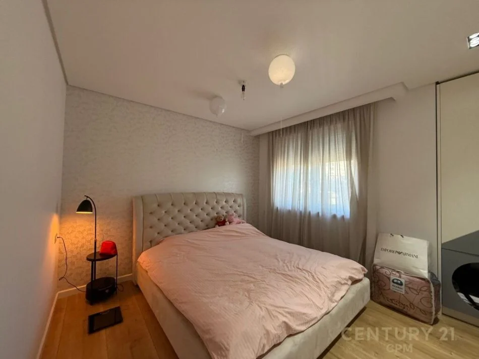 Tirane, jepet me qera apartament 3+1 Kati 5, 150 m² 2.000 € (bllok)