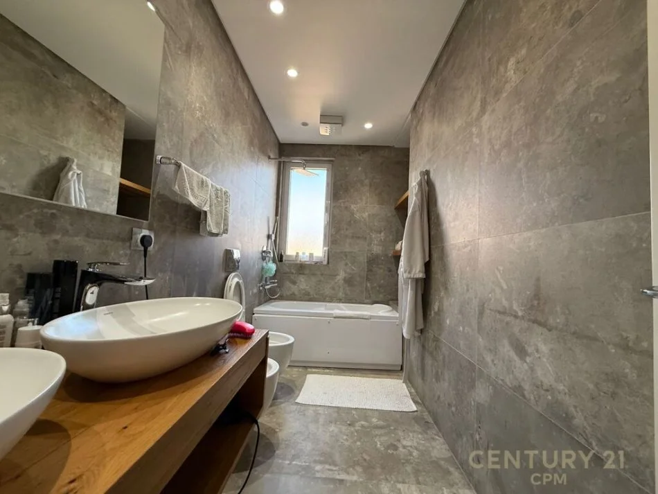 Tirane, jepet me qera apartament 3+1 Kati 5, 150 m² 2.000 € (bllok)