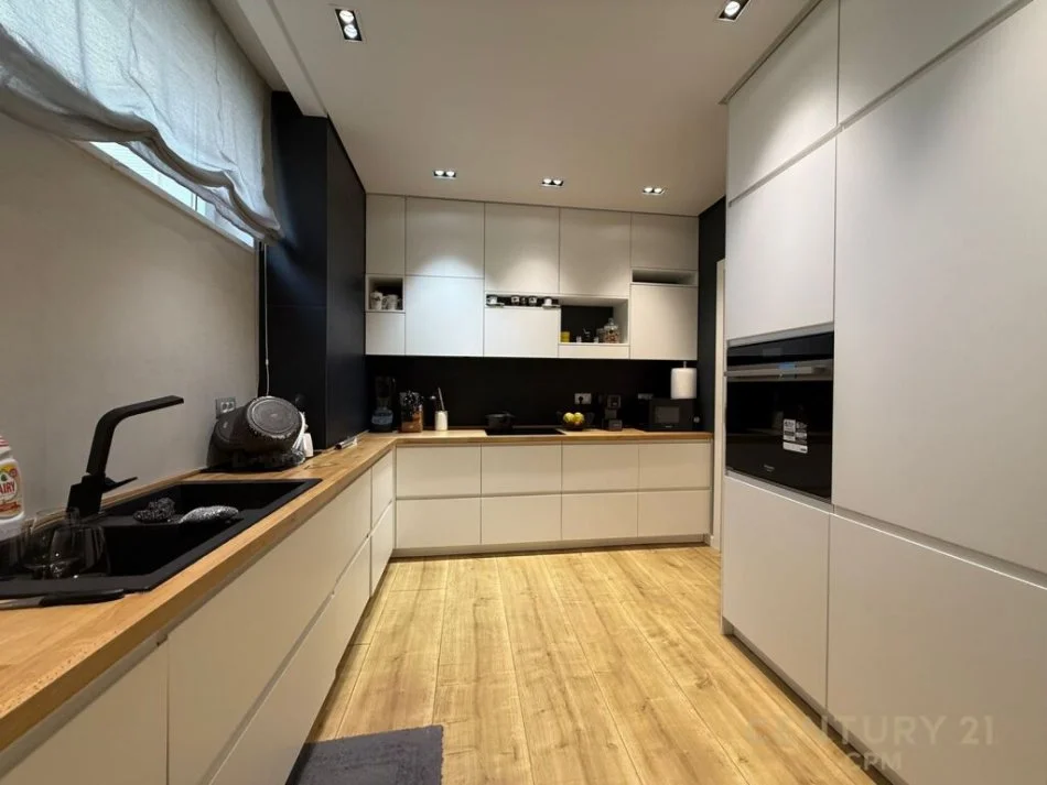 Tirane, jepet me qera apartament 3+1 Kati 5, 150 m² 2.000 € (bllok)