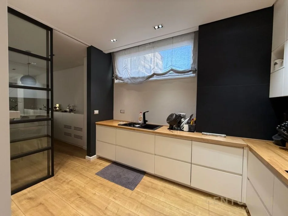 Tirane, jepet me qera apartament 3+1 Kati 5, 150 m² 2.000 € (bllok)