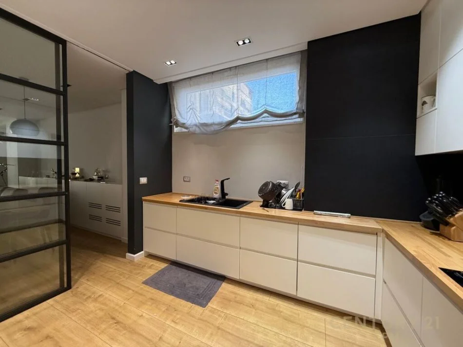 Tirane, jepet me qera apartament 1+1+Ballkon Kati 5, 149 m² 2.000 € (Blloku)