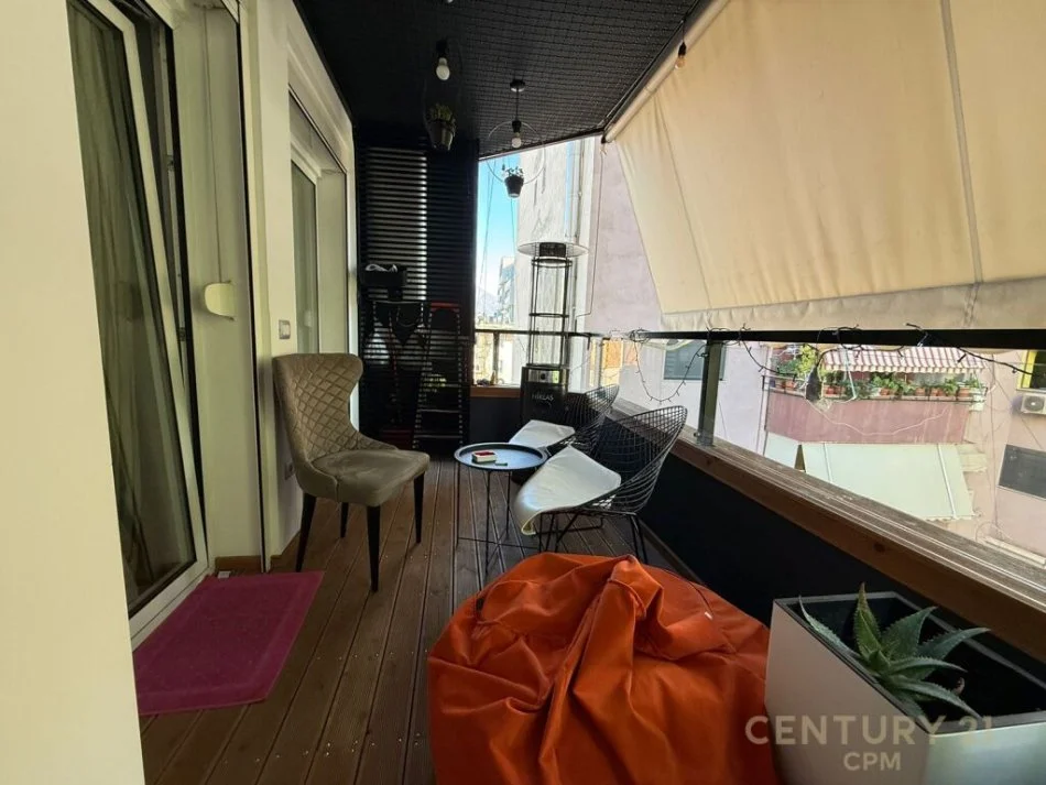 Tirane, jepet me qera apartament 1+1+Ballkon Kati 5, 149 m² 2.000 € (Blloku)