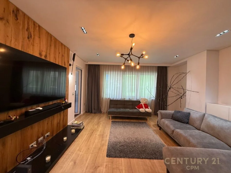 Tirane, jepet me qera apartament 1+1+Ballkon Kati 5, 149 m² 2.000 € (Blloku)