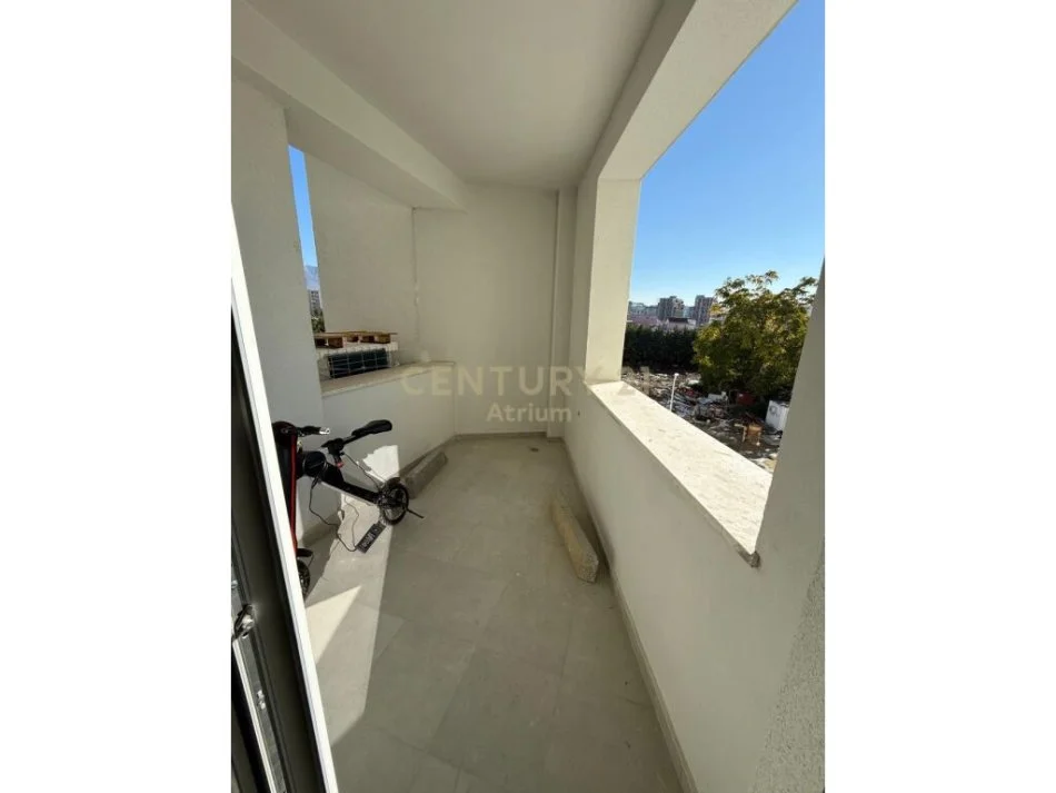 Tirane, jepet me qera apartament 2+1 Kati 2, 96 m² 450 € 