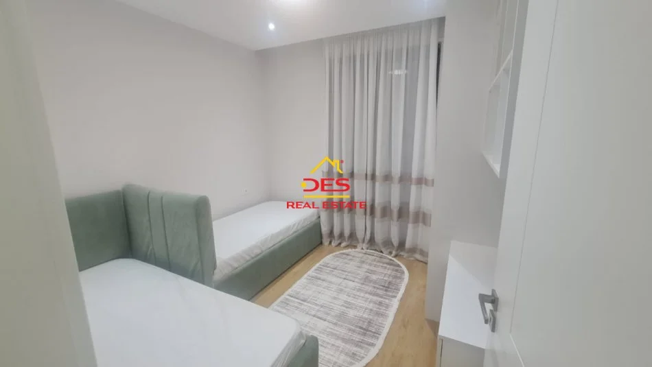 Tirane, jepet me qera apartament 2+1+Ballkon Kati 5, 90 m² 800 € (Rruga Marie Kraja)