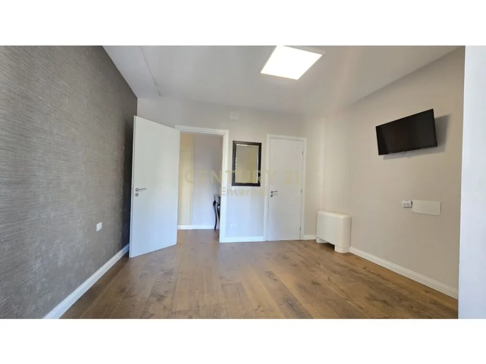 Tirane, jepet me qera apartament 2+1 , 128 m² 1.800 € 