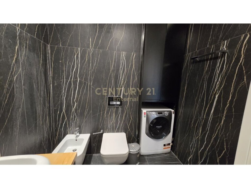 Tirane, jepet me qera apartament 2+1 , 128 m² 1.800 € 