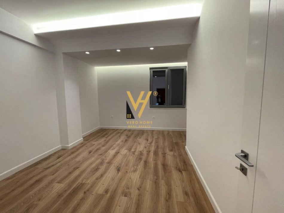 Tirane, shitet apartament 2+1+Ballkon Kati 10, 101 m² 237.000 € (21 DHJETORI)
