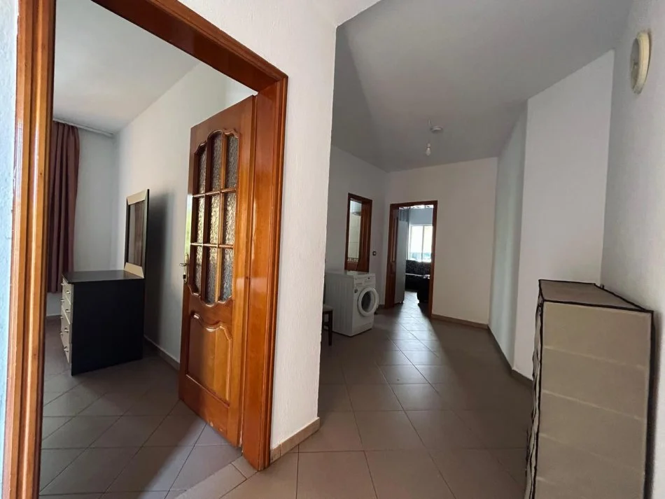 Tirane, jepet me qera 2+1 Kati 2, 79 m² 400 € 