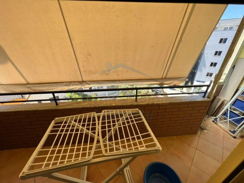 Tirane, jepet me qera apartament 2+1+Ballkon Kati 4, 95 m² 650 € (Liqeni i Thate)