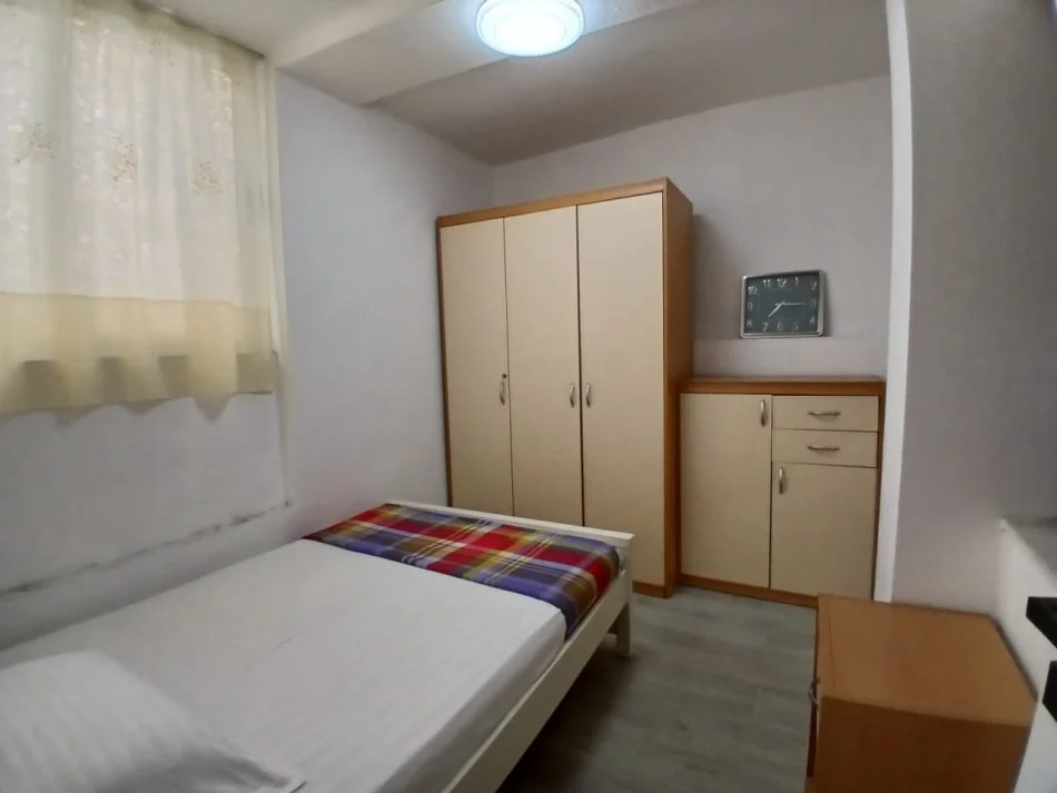 Tirane, jepet me qera apartament 2+1 Kati 1, 80 m² 550 € (rruga Muhamed Gjollesha)