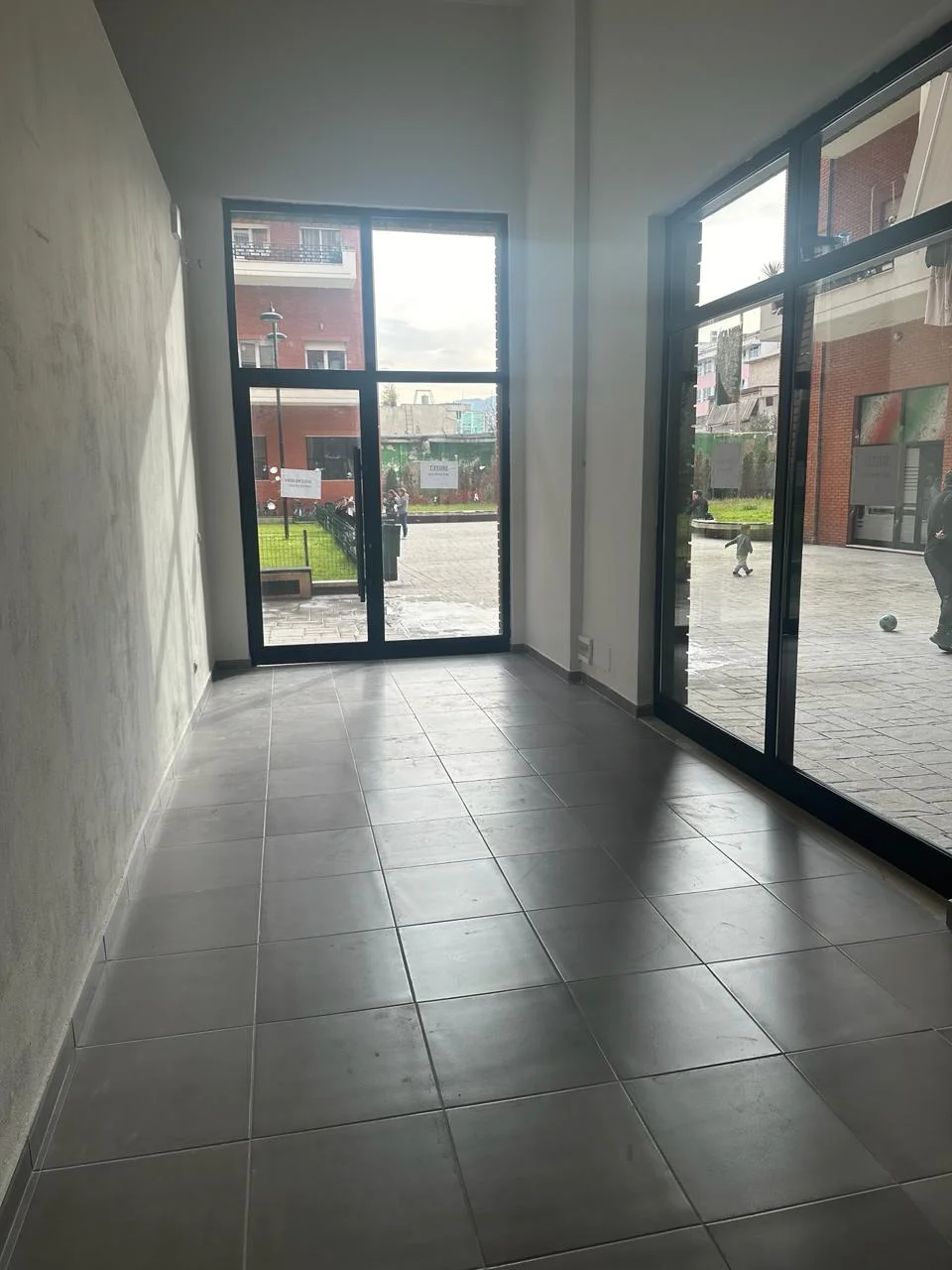 Tirane, shitet dyqan Kati 0 (perdhe), Sip 28.68m² 77,400 Euro (Kompleksi Golden Park)