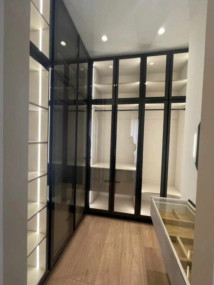 Tirane, jepet me qera apartament 3+1+Ballkon Kati 1, 150 m² 1.800 € (Liqeni i Thate)