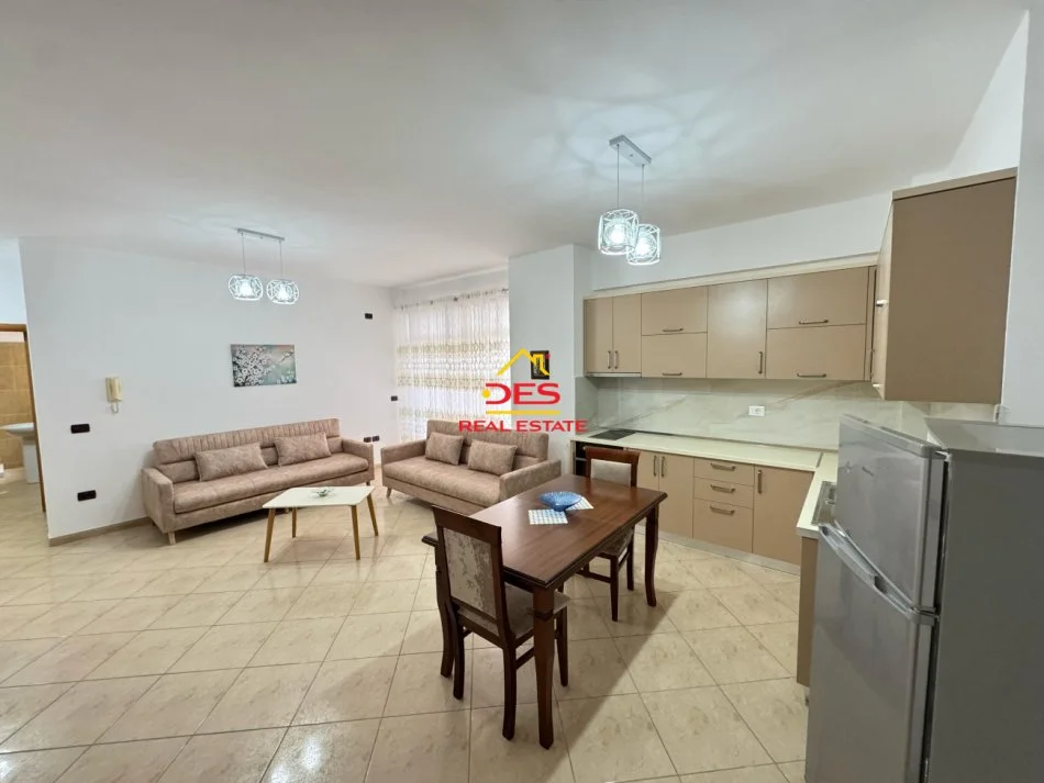 Vlore, jepet me qera apartament 1+1+Ballkon Kati 5, 250 m² 250 € (Rruga 7 Nëntori)