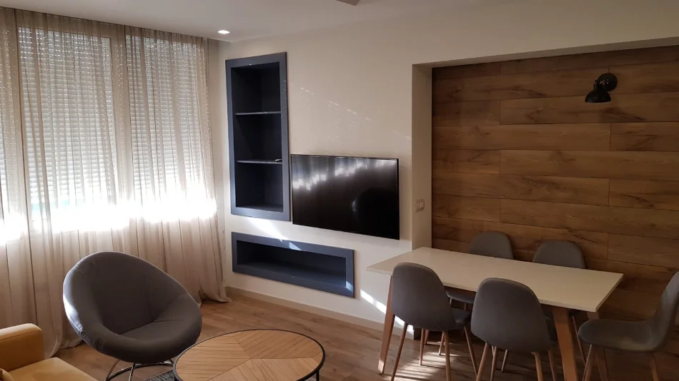 Tirane, jepet me qera apartament 1+1+Ballkon , 650 € 