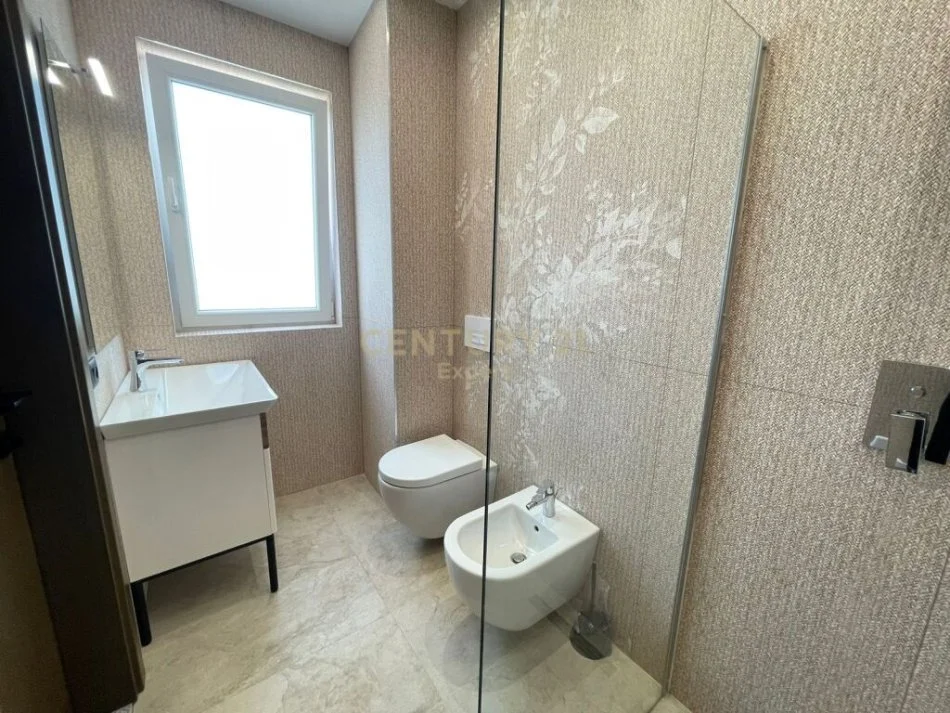 Tirane, shitet apartament 2+1+Ballkon Kati 4, 107 m² 232.000 € 