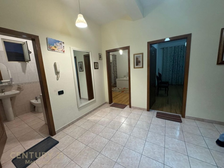 Tirane, shitet shtepi 2+1 Kati 2, 230 m² 260.000 € (Rruga Ali Visha)