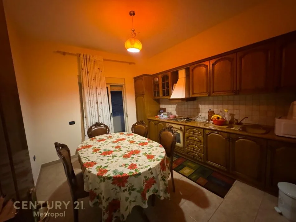 Tirane, shitet shtepi 2+1 Kati 2, 230 m² 260.000 € (Rruga Ali Visha)