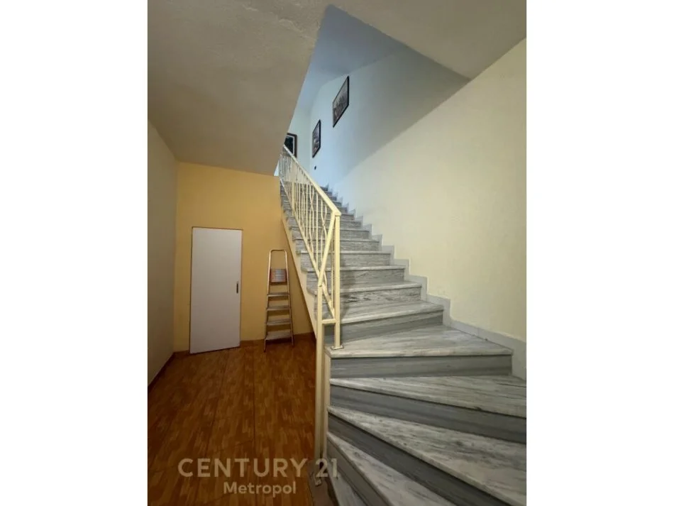 Tirane, shitet shtepi 2+1 Kati 2, 230 m² 260.000 € (Rruga Ali Visha)