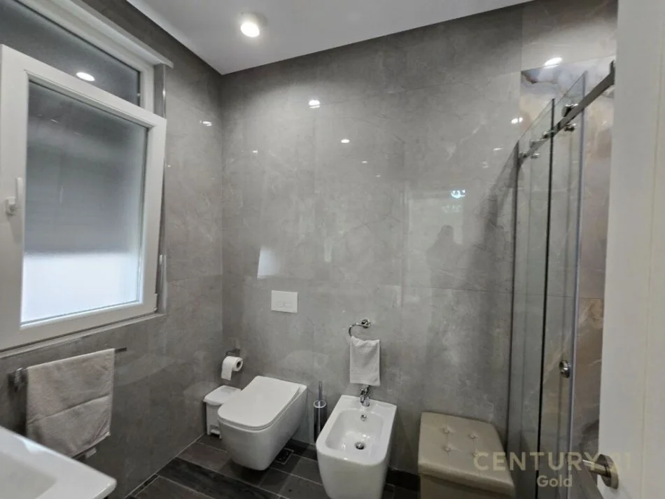 Tirane, shitet apartament 2+1+Ballkon Kati 2, 147 m² 310.000 € (KOPSHTI BOTANIK)