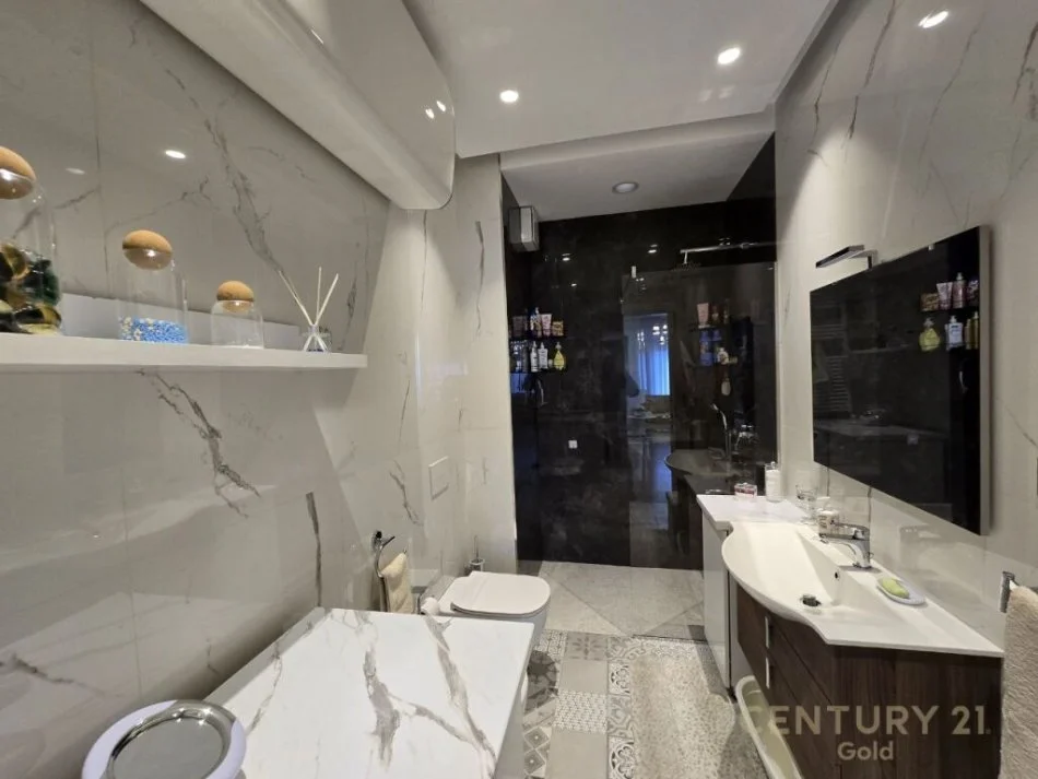 Tirane, shitet apartament 2+1+Ballkon Kati 2, 147 m² 310.000 € (KOPSHTI BOTANIK)