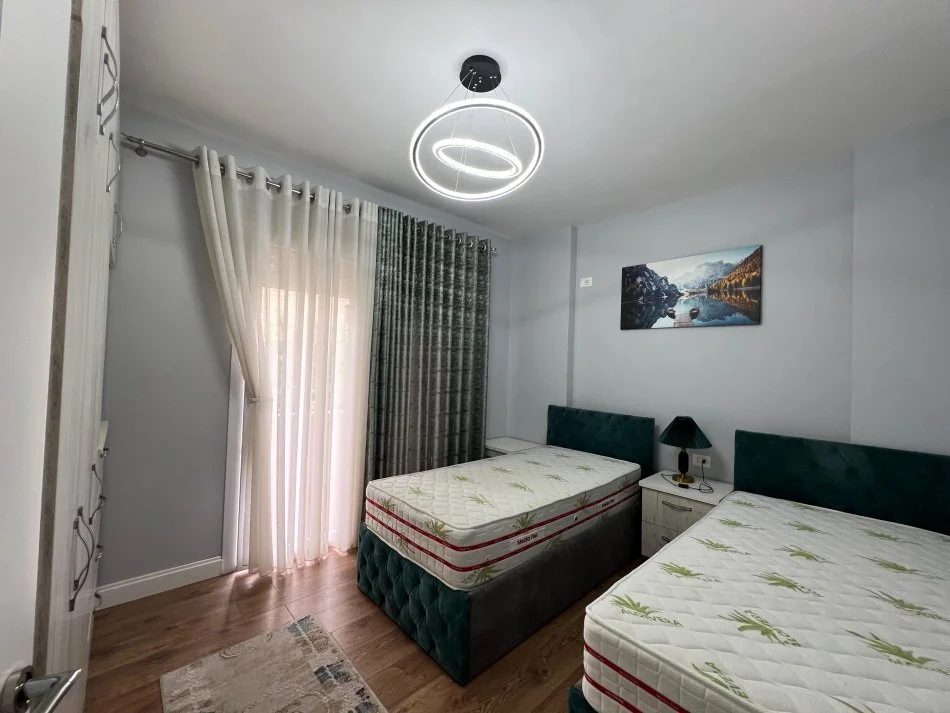 Tirane, jepet me qera apartament 2+1+Ballkon Kati 1, 100 m² 700 € 